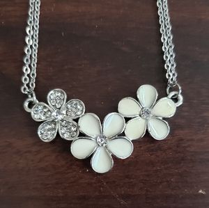 White daisy necklace